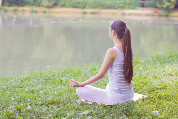 Yoga Meditar Relájate Joven Mujer Aire Libre Estilo Vida Saludable —  Fotos de Stock