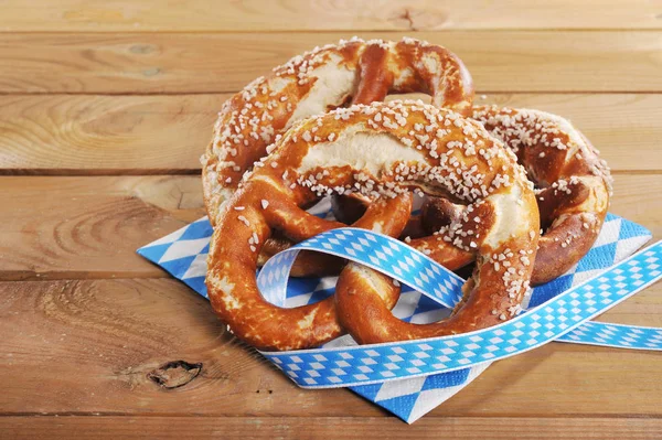 Drei Original Bayerische Brezeln Mit Salz Auf Holzboden — Stockfoto