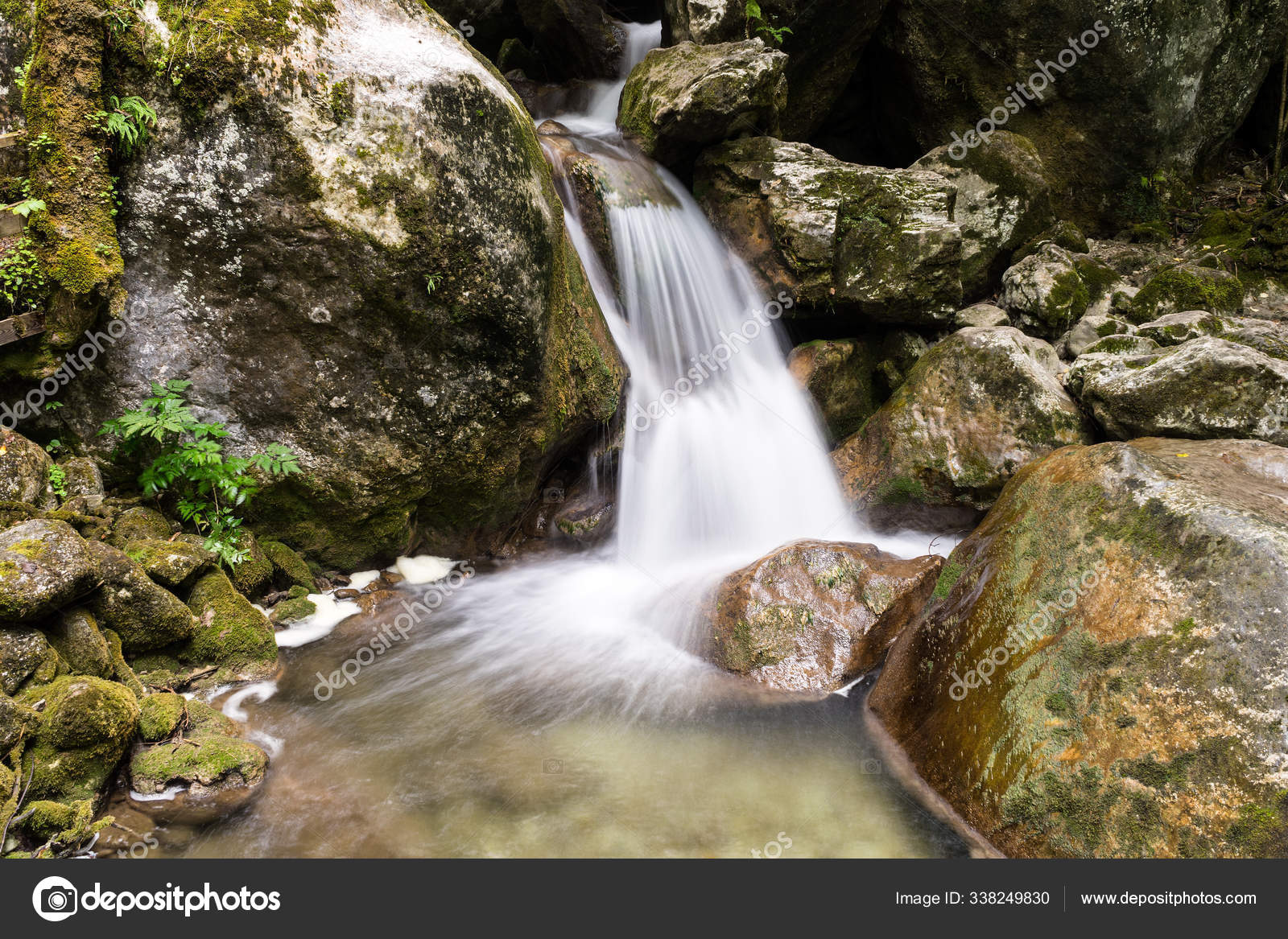 滝の山の川 苔と石の間にぼやけた水 ストック写真 C Panthermediaseller