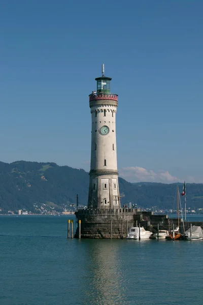 Göl Kenarındaki Deniz Feneri — Stok fotoğraf