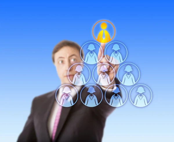 Den Blickande Affärsmannen Pekar Den Enda Manliga Arbetsikonen Toppen Pyramid — Stockfoto