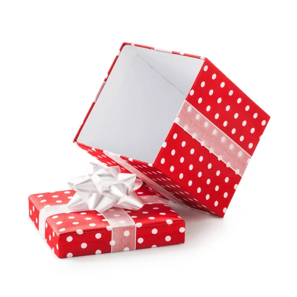 打开装有白点和彩带弓的红色礼品盒 假日礼物 在白色背景上隔离的对象 收割路径 — 图库照片