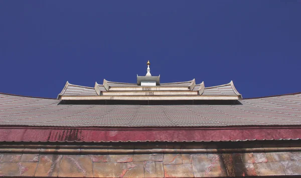 Pinnacle Має Кахельну Покрівлю Синім Небом — стокове фото