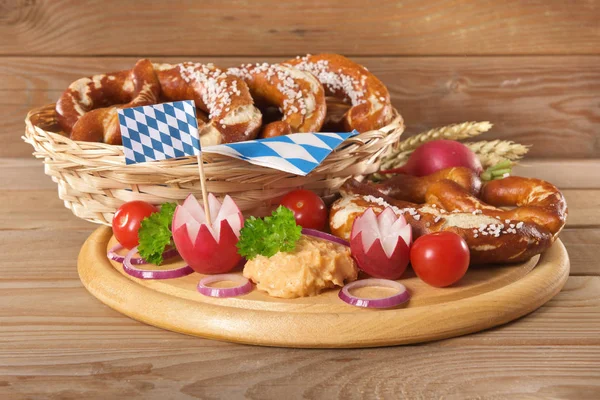 Bayerisches Vegetarisches Frühstück Mit Brezeln Und Obazda Auf Holzbrett — Stockfoto