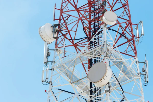 Antenne Parabolique Tour Télécommunications Sur Fond Ciel Bleu — Photo