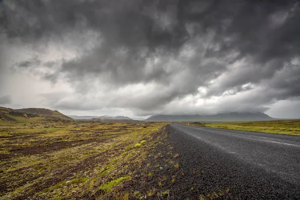 Carretera Vacía Con Cielos Nublados Salvaje Islandia —  Fotos de Stock