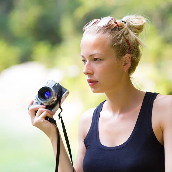 Retrato Una Hermosa Chica Rubia Caucásica Usando Una Camiseta Deportiva —  Fotos de Stock