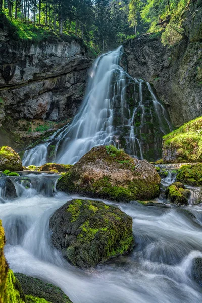 Bela Cachoeira Fundo Natureza — Fotografia de Stock