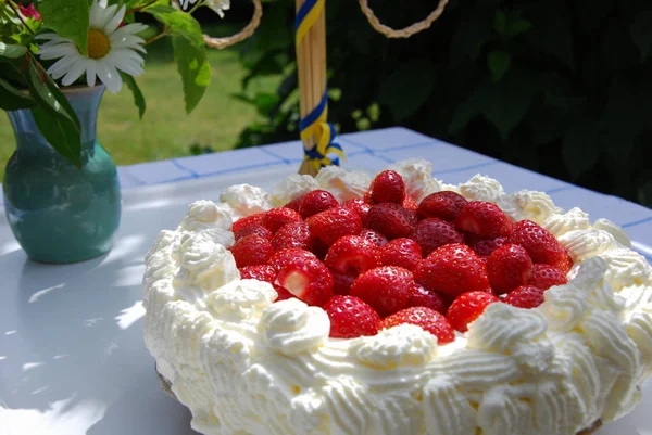 Tarta Fresa Casera Una Mesa Decorada Jardín —  Fotos de Stock