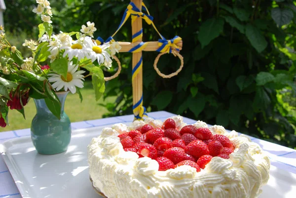 Taart Met Aardbeien Room Aan Een Zomerversierde Tafel Een Tuin — Stockfoto