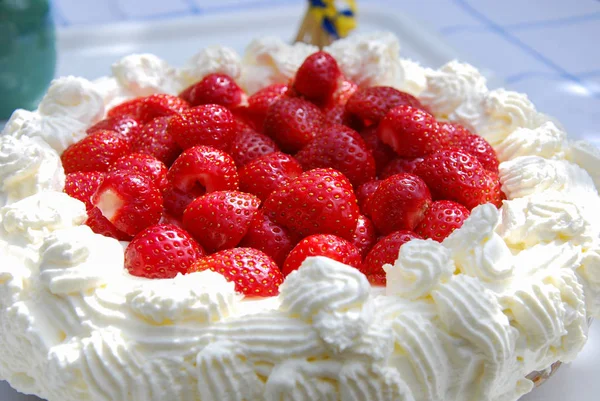 Frischer Kuchen Mit Erdbeeren Und Sahne — Stockfoto