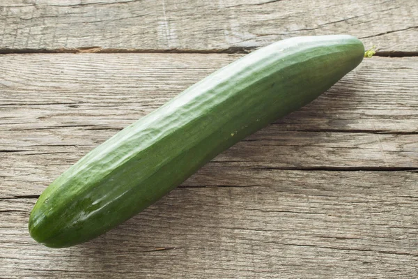 Rauwe Groene Komkommer Een Rustieke Plank — Stockfoto