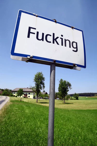 Kleurenafbeelding Van Verkeersbord Bij Ingang Het Dorp Van Fucking Oostenrijk — Stockfoto