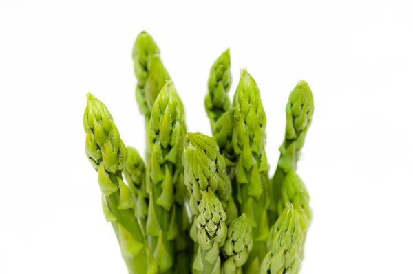 Mazzo Asparagi Verdi Sullo Sfondo Bianco — Foto Stock