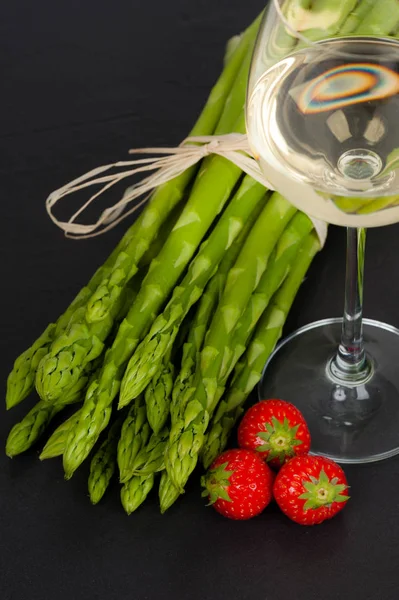 Fresh Green Asparagus Glass White Wine Strawberries Slate — Stock Photo, Image