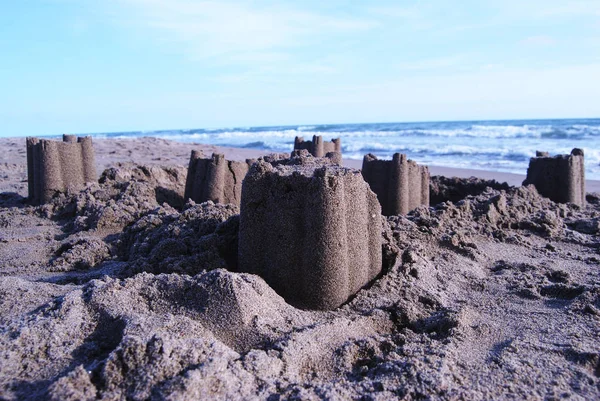 Sandburgen Strand Teilweise Zerstört Und Der Dämmerung — Stockfoto