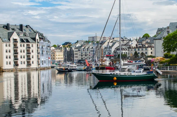 Лодки Парусного Спорта Рыбалки Гастролей Собираются Порту Алезунда Норвегия — стоковое фото