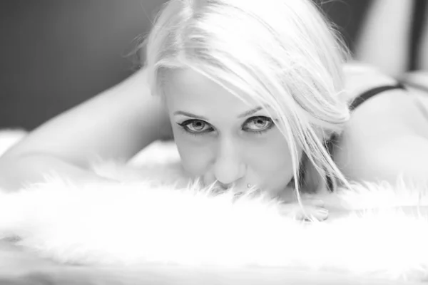 Black White Picture Beautiful Blonde Model Laying White Fluffy Fur — Stock Photo, Image