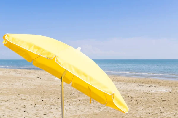 Ombrellone Sulla Spiaggia Con Mare Cielo Sullo Sfondo — Foto Stock