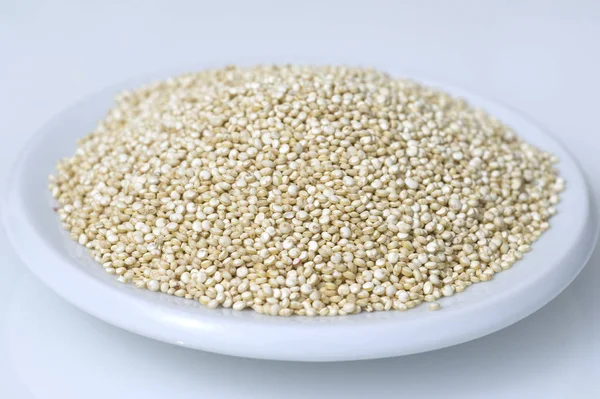 Rohe Quinoa Samen Schale Auf Weißem Hintergrund — Stockfoto