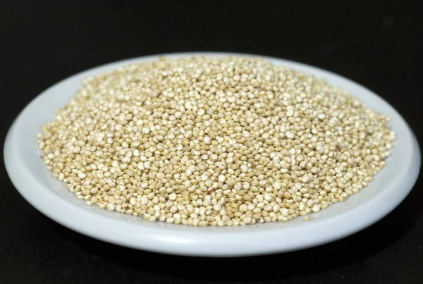 Quinoa Samen Einer Schüssel Auf Schwarzem Hintergrund — Stockfoto