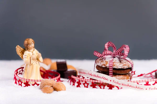 圣诞灯芯绒和坚果节庆装饰在雪白的背景下 — 图库照片
