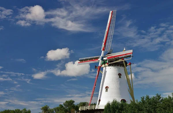 Naturskön Utsikt Över Landskapet Med Väderkvarnsbyggnad — Stockfoto