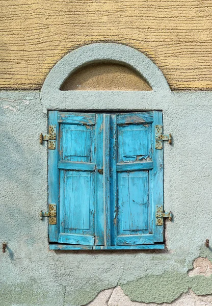 Κλειστά Παλιά Ανοιχτά Γαλάζια Παντζούρια Από Ξεπερασμένο Ξύλο — Φωτογραφία Αρχείου