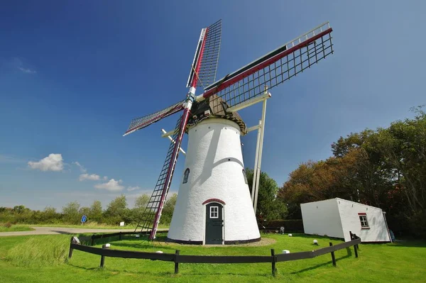 Naturskön Utsikt Över Landskapet Med Väderkvarnsbyggnad — Stockfoto