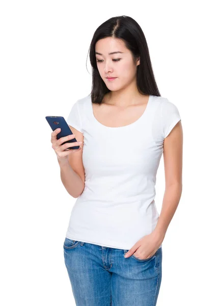 Kvinna Användning Mobiltelefon — Stockfoto