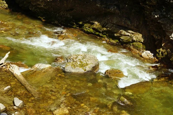 Tiszta Hegyi Víz Alpokban — Stock Fotó