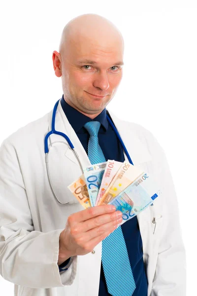 ホワイト研究室のコートでお金を持つフレンドリーな若い医師 — ストック写真