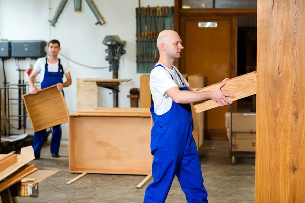 Twee Mannen Werkkleding Een Timmermanswerkplaats — Stockfoto