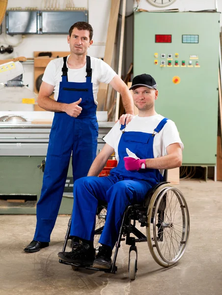 Trabalhador Deficiente Cadeira Rodas Uma Oficina Carpinteiro Com Seu Colega — Fotografia de Stock