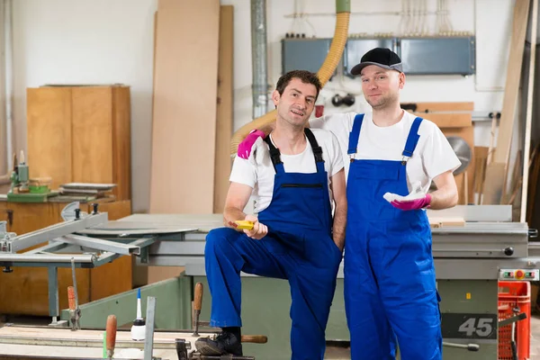 Två Arbetare Blå Fängelsehålor Snickarverkstad — Stockfoto