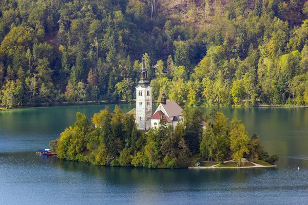 Καθολική Εκκλησία Ένα Νησί Στη Μέση Της Λίμνης Bled Στη — Φωτογραφία Αρχείου
