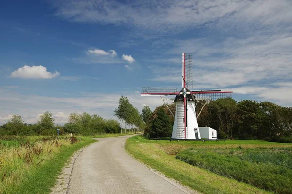 Naturskön Utsikt Över Landskapet Med Väderkvarnsbyggnad — Stockfoto