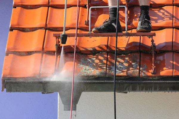 Roof Gutter Cleaning High Pressure Cleaner — Stock Photo, Image