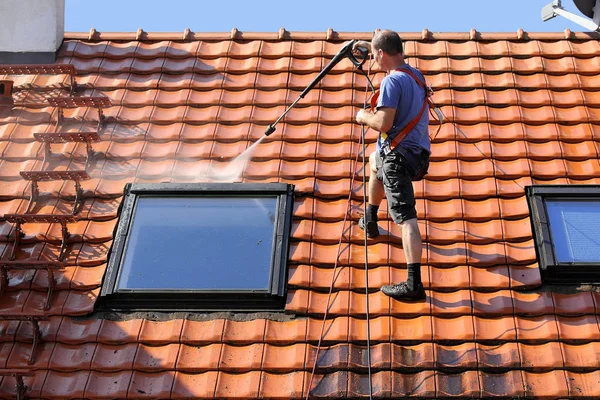 Pulizia Del Tetto Con Pulitore Alta Pressione — Foto Stock