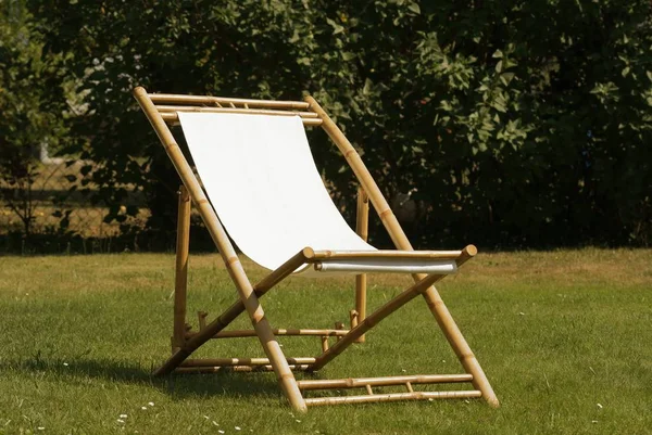 Chaise Inclinable Sur Une Pelouse Jardin — Photo