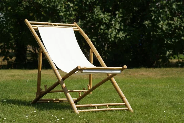 Een Ligstoel Tuin — Stockfoto