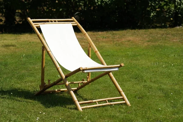 Chaise Inclinable Sur Une Pelouse Jardin — Photo