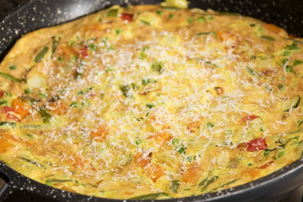 Omelette Aux Légumes Hachés Parmesan Râpé — Photo