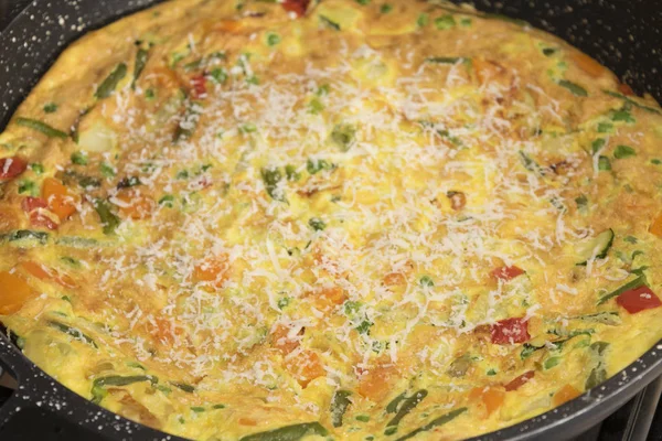 Omelette Aux Légumes Hachés Parmesan Râpé — Photo