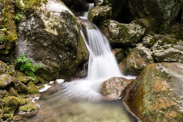 Vodopád Horské Řeky Rozmazaná Voda Mezi Kameny Mechem — Stock fotografie