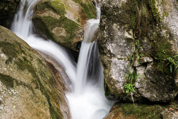 Cachoeira Rio Montanha Água Turva Entre Pedras Com Musgo — Fotografia de Stock