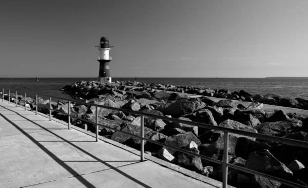 Sahildeki Deniz Fenerinin Siyah Beyaz Fotoğrafı — Stok fotoğraf