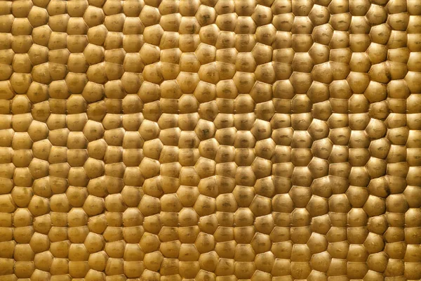 표면이 울퉁불퉁 황금색 금속판 — 스톡 사진