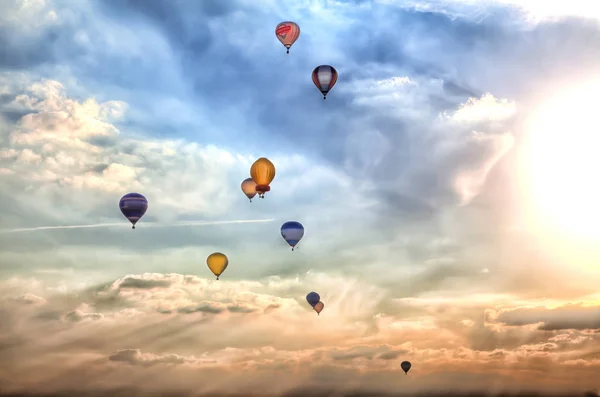 Sok Színes Hőlégballon Emelkedik Fel Egy Gyönyörű Esti Égbolton Tele — Stock Fotó