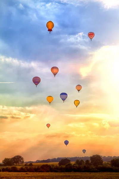Birçok Renkli Sıcak Hava Balonu Drama Dolu Güzel Bir Akşam — Stok fotoğraf